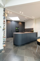 Moderne keuken op maat met houten keukenkasten en strak werkblad