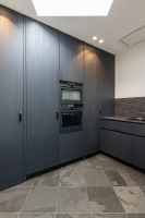 Maatwerk keukeninterieur met geïntegreerde kasten en kookeiland