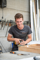 Interieurbouwer freest hout op een moderne CNC-machine bij Mivan in Houthulst.