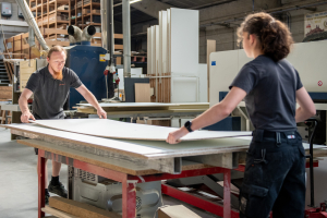 Interieurproject in uitvoering: Mivan-medewerker controleert de afwerking van een kastdeur.