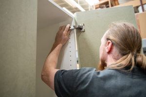 Schrijnwerker van Mivan werkt met oog voor detail in de werkplaats.