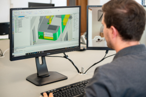 Houten keuken op maat met strak design en warme afwerking, gerealiseerd door Mivan.